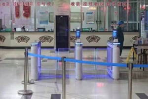 疫情防控的“闸门”一丝不能放松，人脸识别测温闸机智防疫火